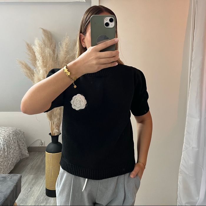 Pull noir chic avec détail fleur crochetée - photo numéro 2