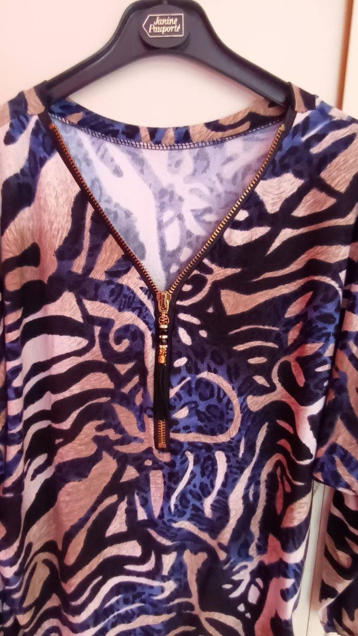 Petit haut noir , blanc et bleu foncé. - photo numéro 3