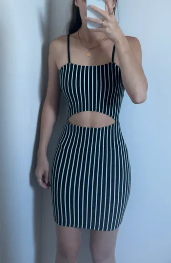 Robe noire rayée à lacets