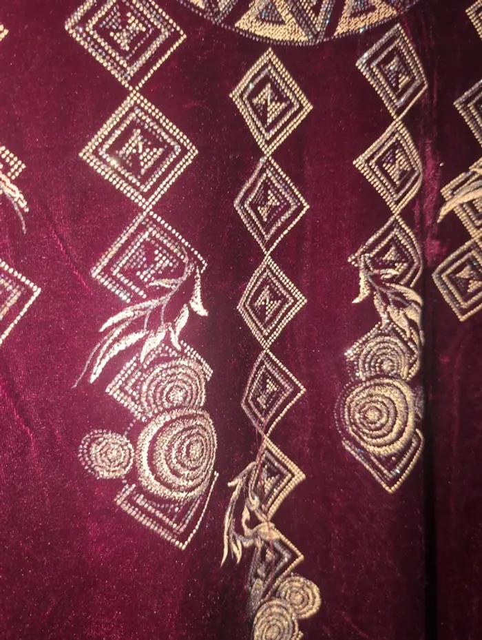 Robe noire motifs dorés - photo numéro 2