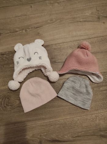 Lot 4 bonnets