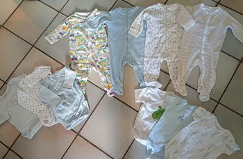 Lot de pyjamas et bodies garçon taille 3 mois