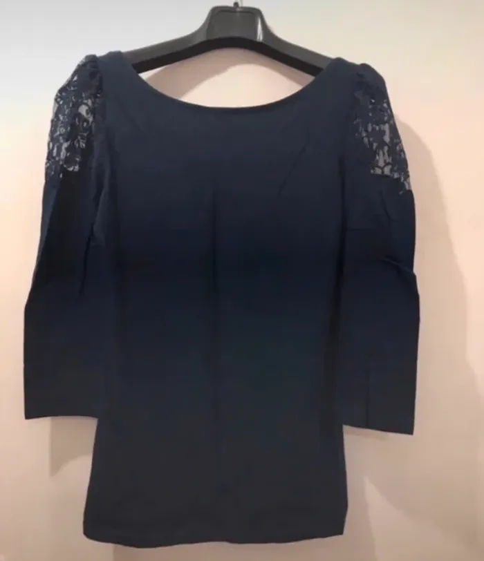 Haut femme H&M dentelle demie manche marine taille S - photo numéro 2