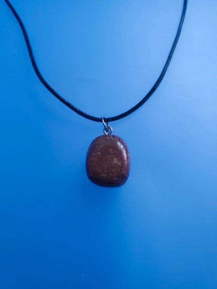 Collier avec pierre marron