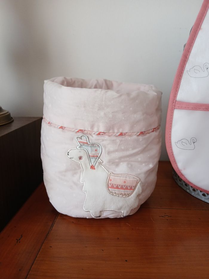 Neuf/Sauthon baby: Bavoir plastifié avec poche +Panière tissu - photo numéro 3