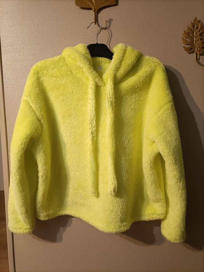 Pull polaire jaune à capuche
