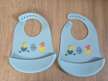lot de 2 bavoirs en plastique