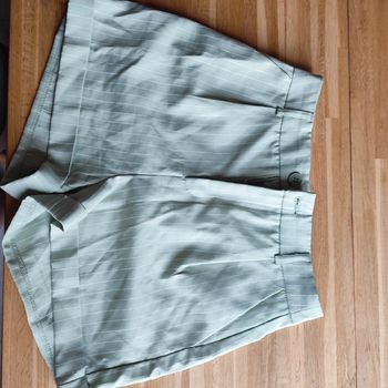 Short vert pâle à bande blanche