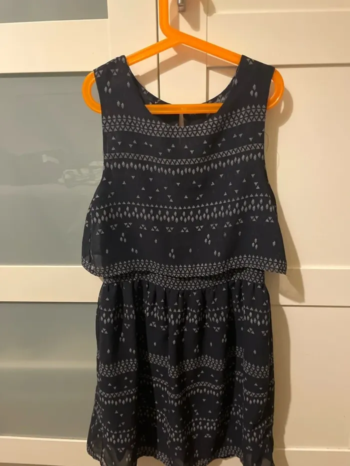 Robe noire et blanche