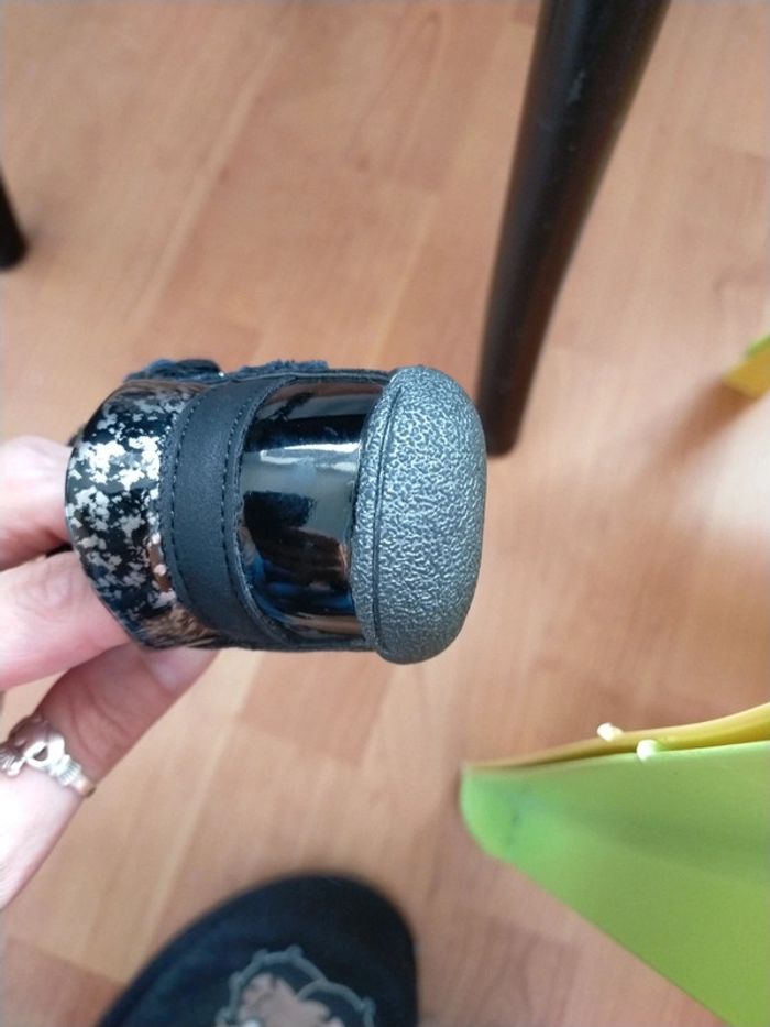 Jolies chaussures vernies taille 20 - photo numéro 3