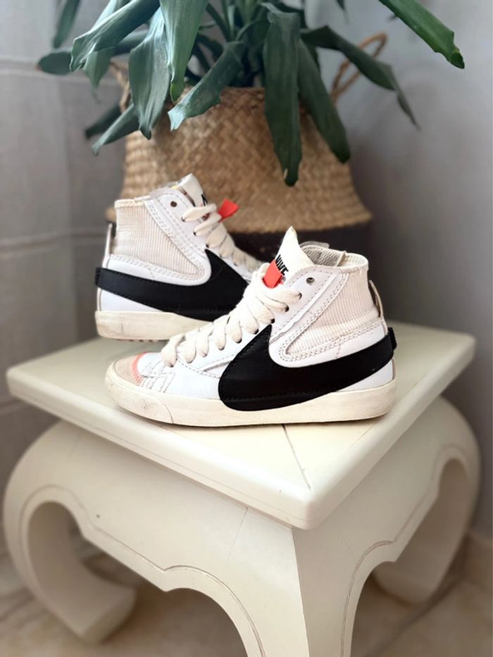 Nike montante - 100% cuir - blanche/noir - en très bon état - pointure 37,5