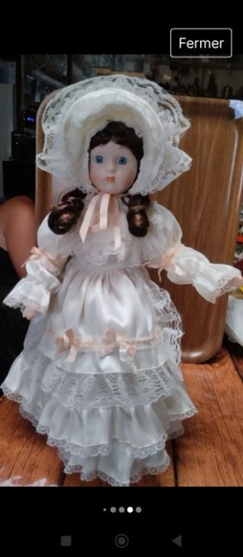 Poupée porcelaine 44 cm Héritage Mint Ltd.