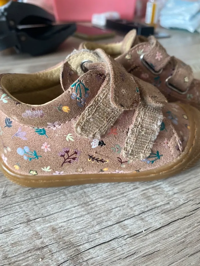 Chaussures bébé Naturino taille 20 – nubuck fleuri à scratch - photo numéro 2