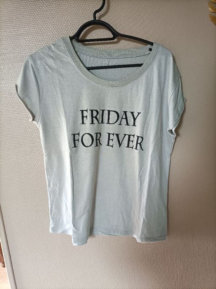 Tshirt gris écrit FRIDAY FOREVER vendredi