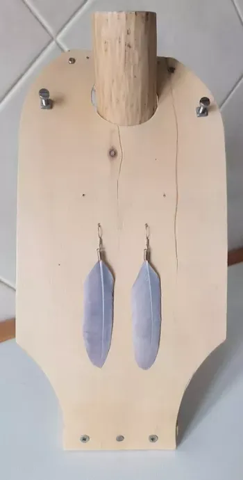 boucle d'oreille femme plume grise