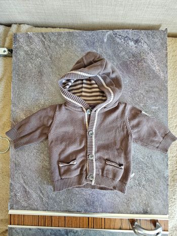 Veste bébé a bouton