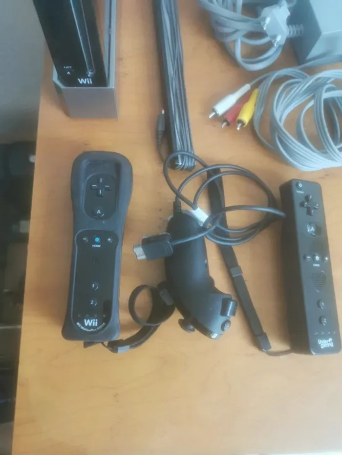 Wii noire +2 manettes +4 jeux - photo numéro 3