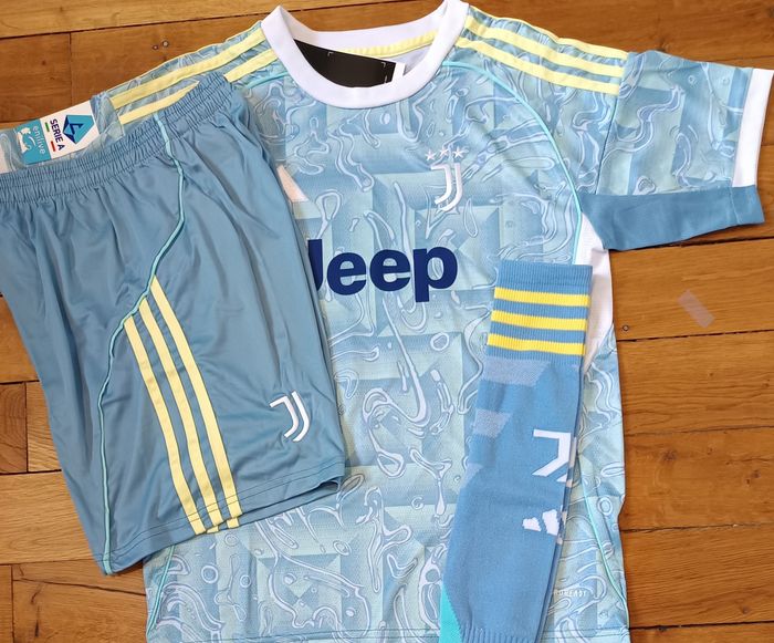 Magnifique tenue taille 10 ans Juventus bleu extérieur 2026 - photo numéro 4
