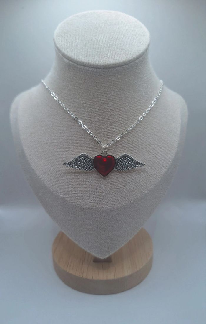 Collier coeur avec des ailes