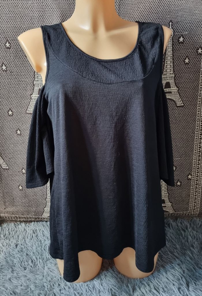T-shirt noir à épaules dénudée taille L