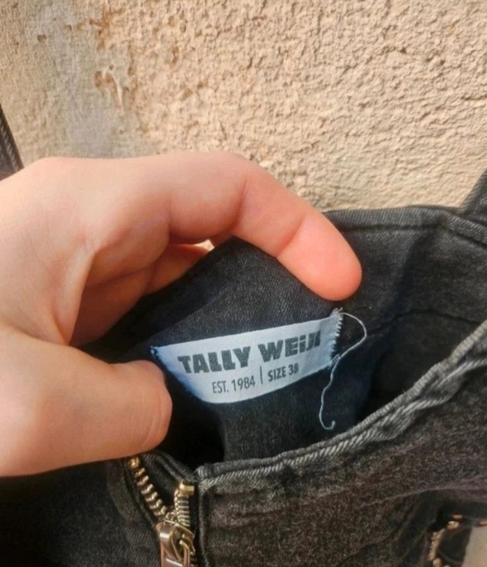 Combishort noir en jean avec zip sur le devant perle et rose brodés sur la poche arrière - photo numéro 4