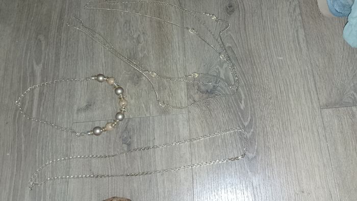 Différents bijoux, bracelets et colliers - photo numéro 10