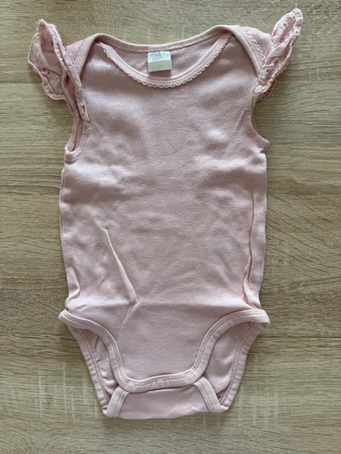 Body rose H&M 9 mois TBE - photo numéro 2