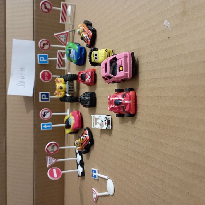 voitures divers +panneaux de signalisations (sachet de 10 voitures)