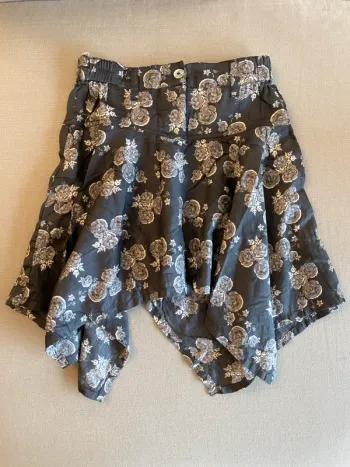 Jupe originale asymétrique fleurs grise 10 ans