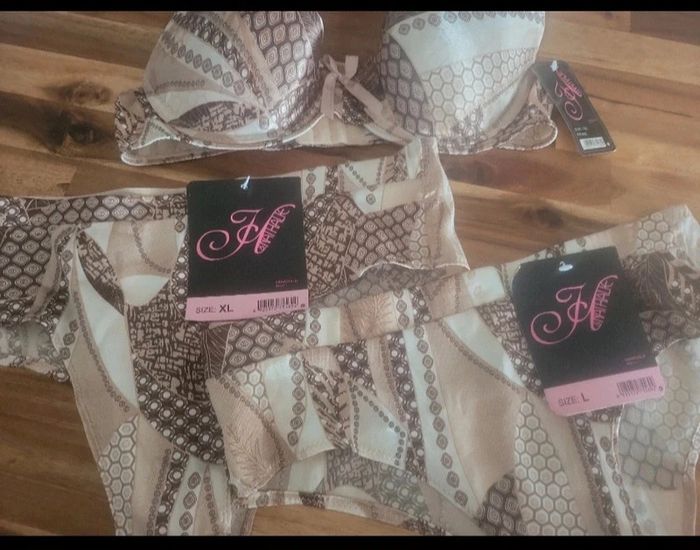 Ensemble soutien gorge satiné 90c culotte L ou xl neuf - photo numéro 2