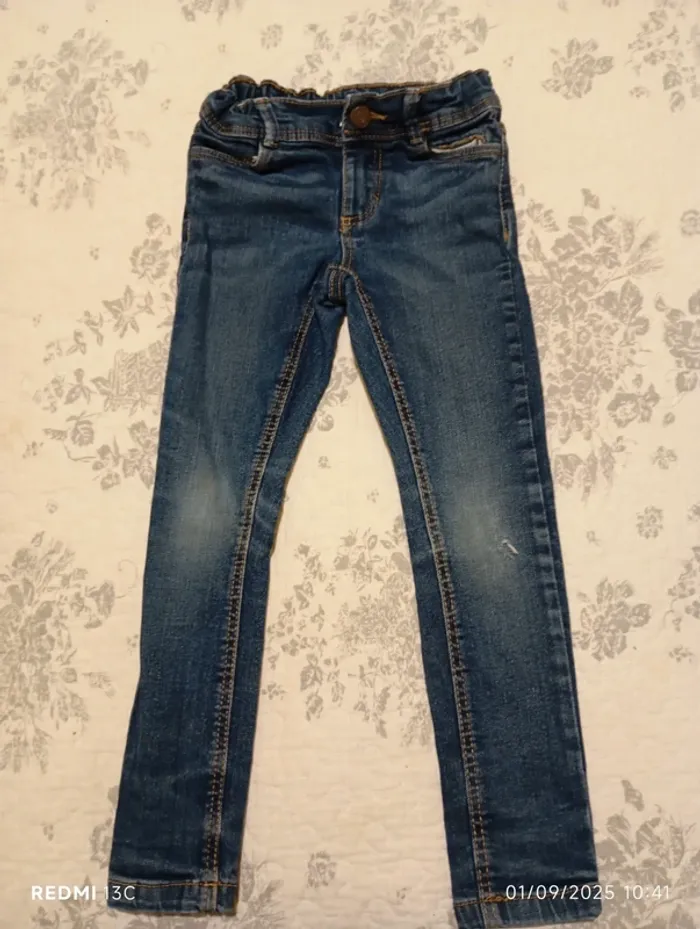 Jeans bleu marine.
