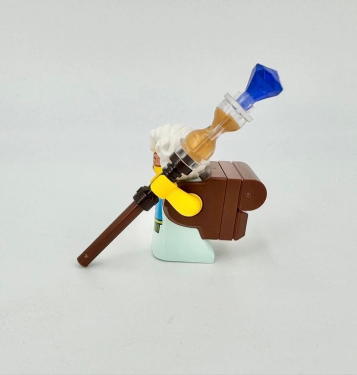 Lego Figurines Dreamzzz : Mme Castillo, sac à dos marron munie de son bâton - NEUF - photo numéro 3