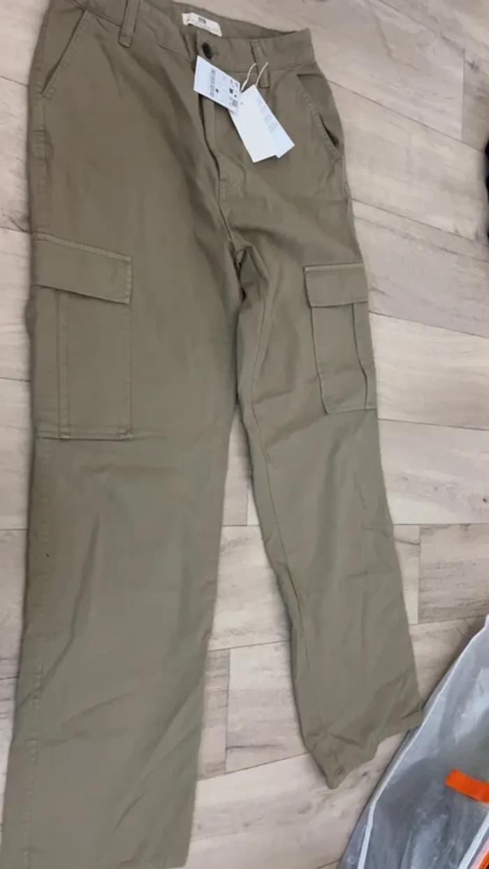 Cargo stradivarius beige taille 42 neuf avec étiquette