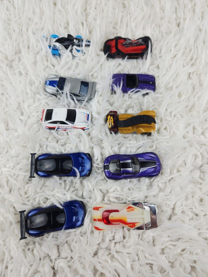 Lot de 24 petites voitures marque Hot Wheels 🎅 - photo numéro 4