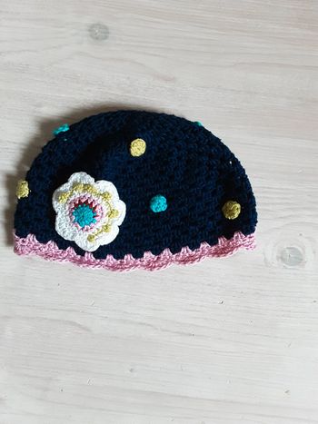 Bonnet fait main tricoté en coton avec fleur T. 4-6 ans