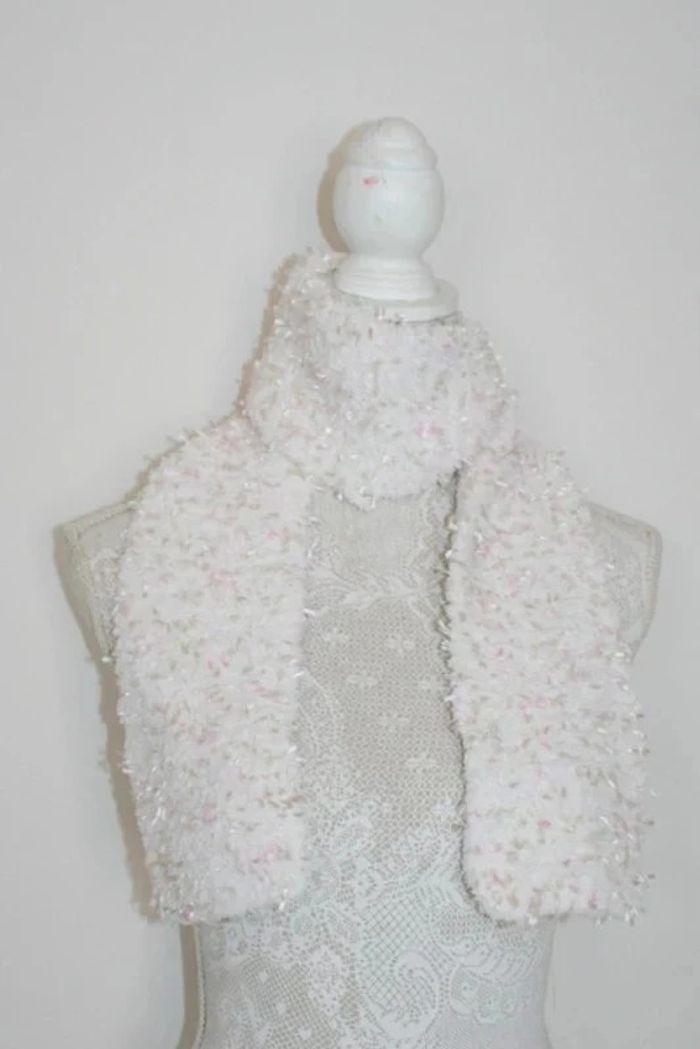 Echarpe fait main 128cm de long et 10cm de large