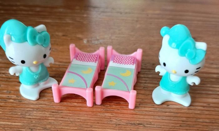 2 petits personnages Hello Kitty - photo numéro 1
