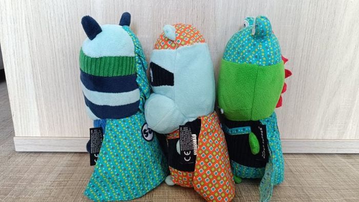 Lot 3 peluches super zeroes