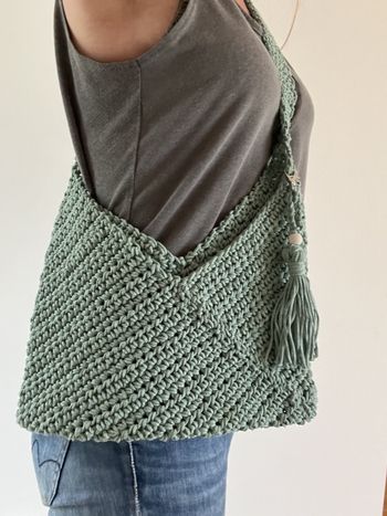 sac bandoulière avec pompon amovible au crochet fait main