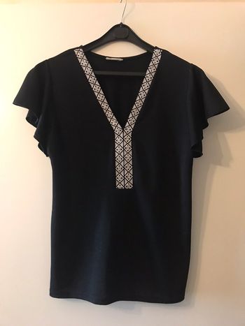 Haut noir et motifs