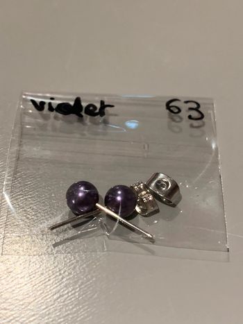 Boucles d’oreilles Adopt’ n•63 Perles boules violet Structures tiges + fermoirs argentés  Bijoux