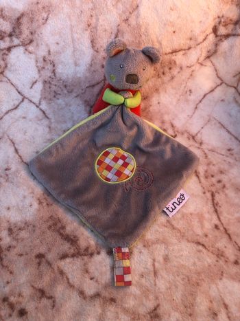 Doudou ours gris mouchoir gris vert rouge rond carreaux Tineo