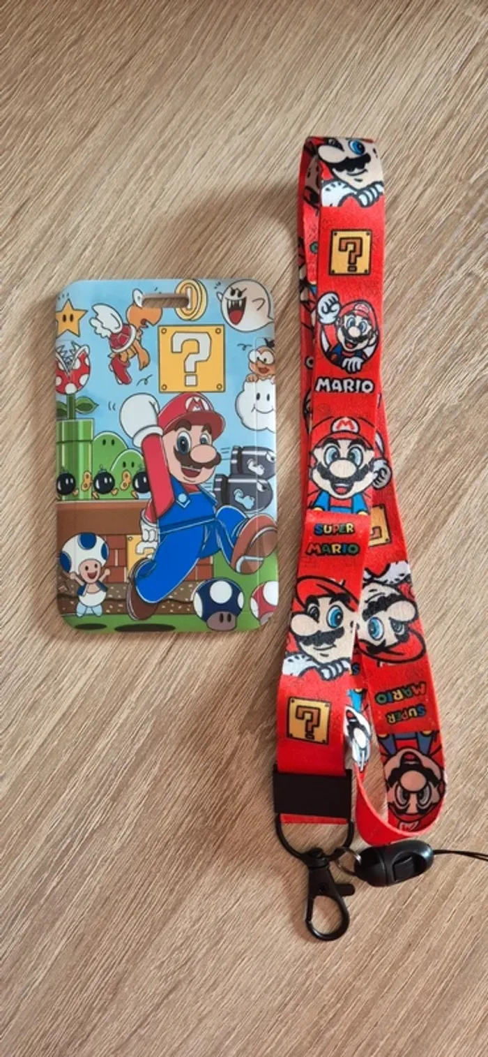 Porte carte d'identité Super Mario  avec une lanière fantaisie.