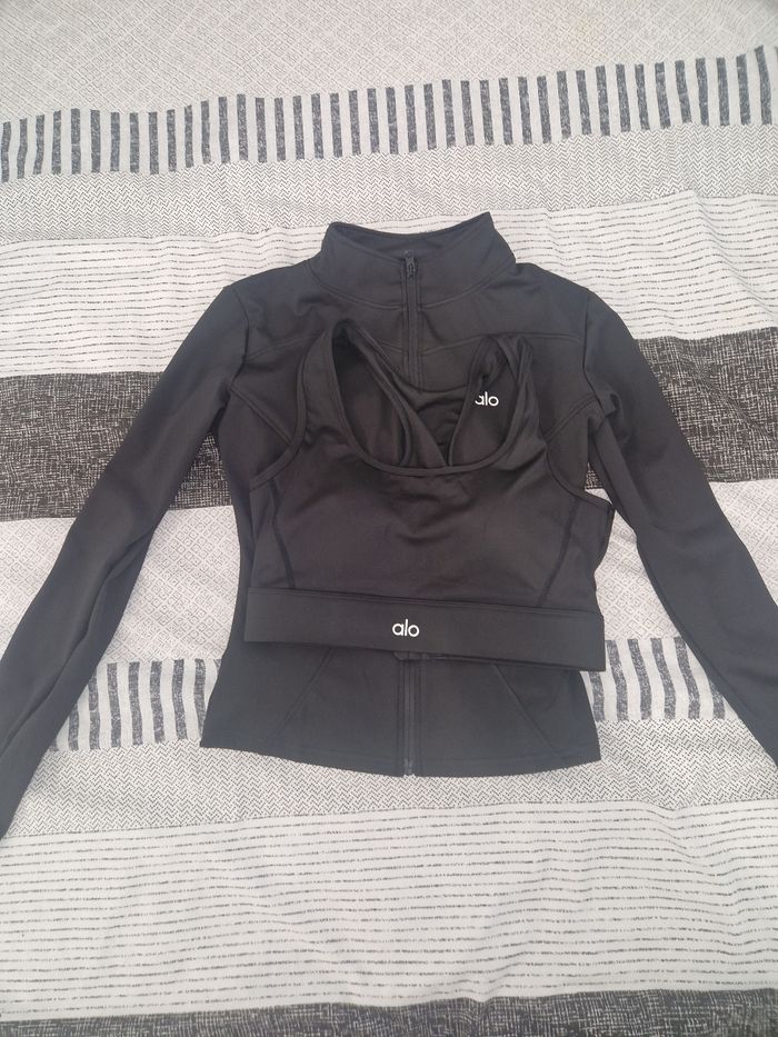 Ensemble legging, brassière, veste alo yoga - photo numéro 2