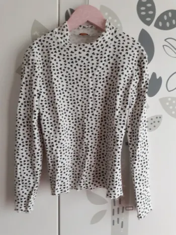 Tee-shirt blanc à coeurs noirs