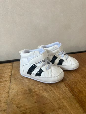 👟 Baskets bébé blanches et noires – Taille 18 – Neuves
