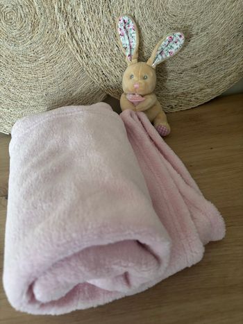 Doudou lapin poupi rose beige couverture plaid babynat