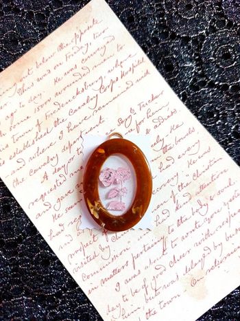 Magnifique pendentif style vintage en résine avec fleurs rose