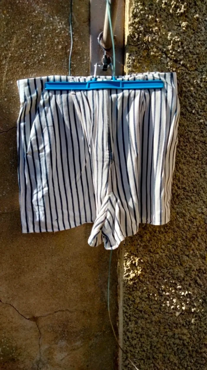 Short a rayure noire/bleue en toile kiabi taille 44