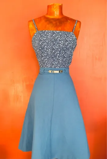 Élégante petite blouse fleurie, fines bretelles vintage